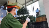 Xúc động hình ảnh "Người vận chuyển" mang sắc phục