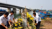 Trao quà cho cựu binh và thân nhân liệt sĩ Gạc Ma