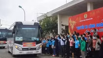 Xúc động những chuyến xe đưa người lao động nghèo về quê ăn Tết