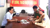 CSGT Đà Nẵng trao trả tài sản cho dân