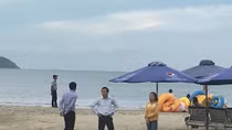  Bí thư Thành ủy Đà Nẵng một mình “thị sát” ô nhiễm bãi biển