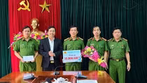 Khen thưởng thành tích triệt phá đường dây cung cấp ma túy cho quán bar, karaoke