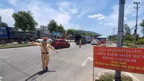 CSGT bám chốt, cùng Đà Nẵng chống COVID-19 giữa nắng nóng 40 độ
