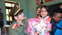 Công an Đà Nẵng đem Trung Thu đến với trẻ em nghèo vùng núi 