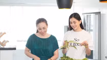 Hoa hậu Tiểu Vy thể hiện “nữ công gia chánh” bên mẹ 