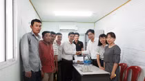 Trao thưởng đột xuất cho đội công nhân phát hiện ra súng thần công
