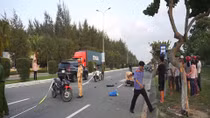 Cụ ông tử vong do lao thẳng xe máy vào gốc cây trên vỉa hè 