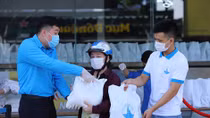 Chia sẻ nhu yếu phẩm cho người dân gặp khó khăn do dịch 