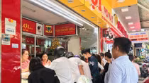 Chật kín người dân mua vàng, viếng 800 tượng Thần Tài cầu may ngày mùng 10 âm lịch