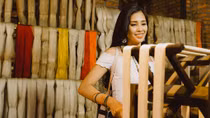 Hoa hậu Tiểu Vy khéo léo quảng bá du lịch quê hương qua món quà lụa Hội An 