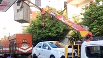 Ngang nhiên đỗ xế hộp trên đường sắt để... vào nhà ngủ 