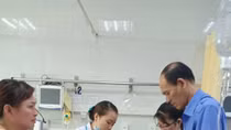 Nam sinh lớp 1 ngã từ tầng 2 xuống đất trong lúc chơi tại trường