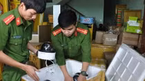 Kho hàng chứa hàng trăm thùng linh kiện điện tử, thẻ chip dùng để mở sòng bạc