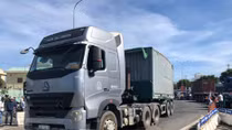 Mẹ chở con đi học gặp TNGT thương tâm