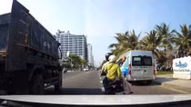 Cặp vợ chồng dùng gạch "tấn công" xe tải vì cho rằng bị chèn ép