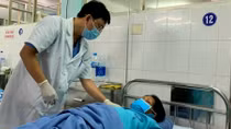 Hai con sán lá gan lớn sống trong ống mật chủ bệnh nhân