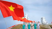 Cầu Vàng rực rỡ Quốc kỳ "ngày trở lại"