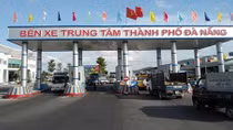 Xếp hàng từ mờ sáng mua vé xe về quê ăn Tết