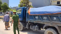 Xe chở cát 'tung hoành' gây ô nhiễm ở Đà Nẵng 