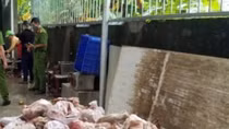 Sơ chế mồi nhậu nội tạng bò ngay trong nhà vệ sinh 
