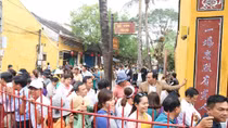Hàng nghìn thương nhân và du khách xếp hàng xin lộc chùa Ông ngày Tết Nguyên Tiêu 
