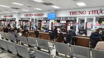 Kiểm tra thân nhiệt người ra vào Trung tâm hành chính TP Đà Nẵng