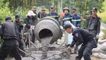 Công an Đà Nẵng giúp dân làm đường liên thôn giữa thời tiết nắng nóng