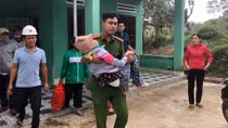 Công an Đà Nẵng giúp dân ven biển, vùng trũng thấp sơ tán đến nơi trú bão an toàn 