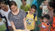 Hàng trăm người đổ xô đi xem cá trê vàng