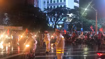 CSGT Đà Nẵng đội mưa đảm bảo ANTT trong đêm mừng "Việt Nam vô địch"