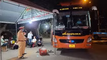 Bắt tài xế xe khách “thông chốt” kiểm dịch, tấn công CSGT