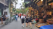 Phố cổ Hội An mở cửa đón du khách trở lại sau bão lũ