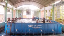 Trang bị kỹ năng bơi lội cho học sinh vùng lũ