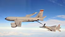“Thùng xăng bay” KC-135