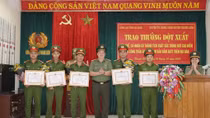 Trao thưởng cho tập thể, cá nhân có thành tích xuất sắc trong cao điểm tấn công trấn áp tội phạm