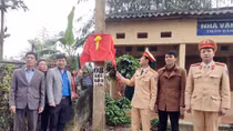 CSGT Lạng Sơn: “Thắp sáng đường thôn” và tặng quà gia đình chính sách