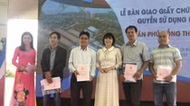 Công ty Phú Hồng Thịnh trao giấy chứng nhận quyền sử dụng đất cho khách hàng