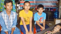 Mẹ bệnh hiểm nghèo, 2 con nguy cơ bỏ học cần sự giúp đỡ