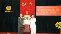 Thượng tướng Nguyễn Khánh Toàn đón nhận Huy hiệu 50 năm tuổi Đảng