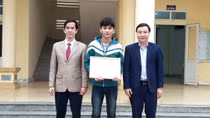Khen thưởng học sinh nghèo trả lại 30 triệu đồng nhặt được