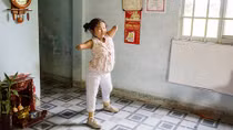 Nghẹn lòng xem cuộc sống hàng ngày của cô bé không tay chân