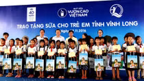 Quỹ sữa Vươn cao Việt Nam và Vinamilk trao tặng 130.000 ly sữa cho trẻ em tại Vĩnh Long