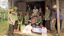 Ấm áp tình người giữa mùa bão lũ