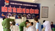 Công an vào tận viện cắt tóc cho bệnh nhân