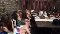 Karaoke Lọ Lem "câu khách" bằng dàn chân dài bán dâm