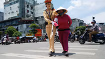CSGT giúp thí sinh và người nhà thí sinh trong đợt thi lớp 10