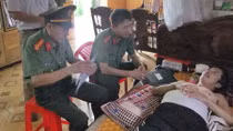 Thăm hỏi, động viên Công an xã bị thương khi làm nhiệm vụ