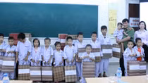 Học viện Chính trị CAND tặng quà cho các cháu ở Viện Huyết học