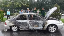 Đang lưu thông, xe 4 chỗ cháy ngùn ngụt trên đường
