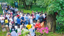 Khách xếp hàng dài để xem nhà mẫu và mua nhà tại Ecopark